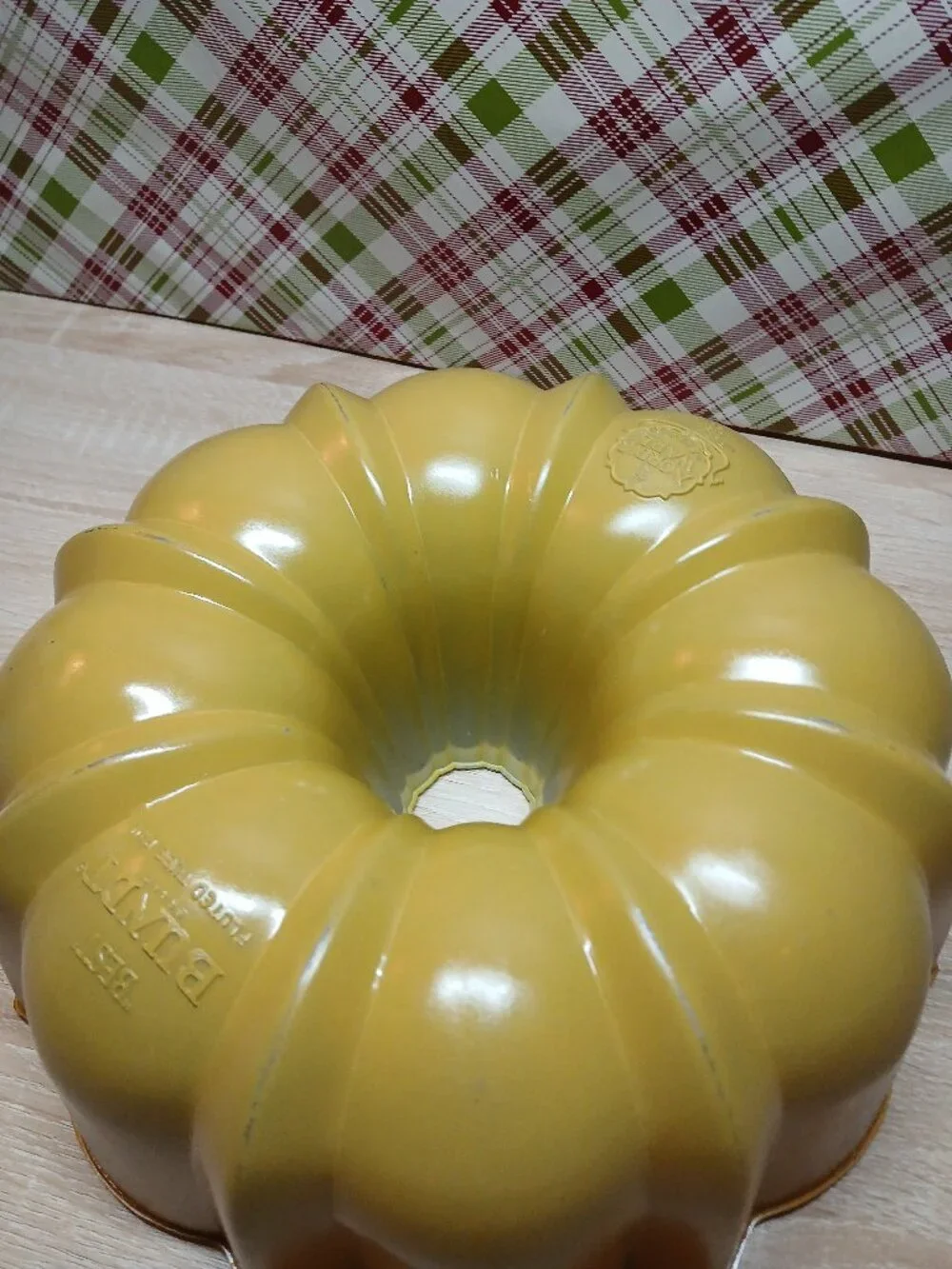 VINTAGE 1970s NORDIC WARE BEST BUNDT FLUTED CAKE PAN YELLOW AND GOLD OMBRE